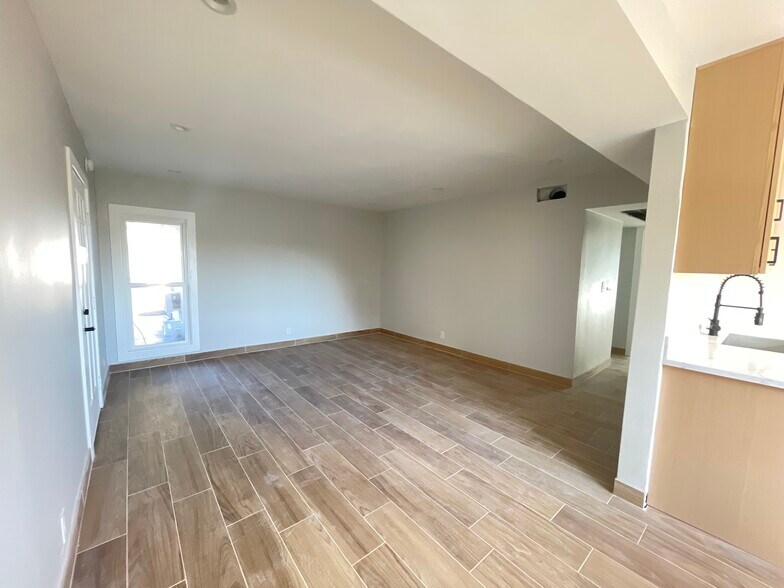 Building Photo - 13425 Vanowen St