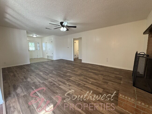 Building Photo - Lovely 3 bedroom 2 bath in desirable neighborhood