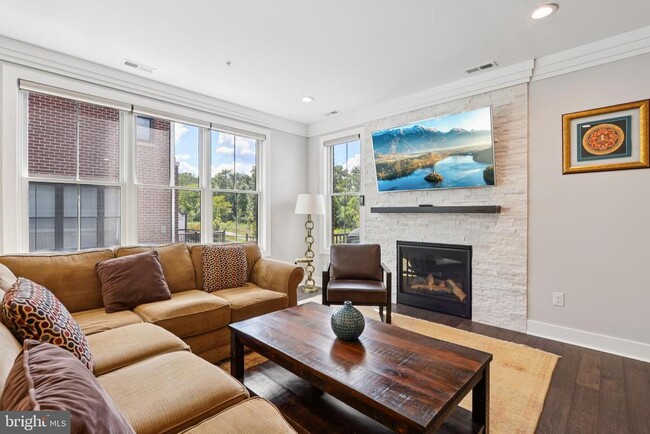 Building Photo - 45 Riverwalk