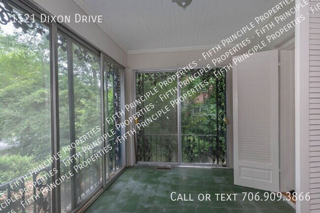 Building Photo - 1521 S Dixon Dr