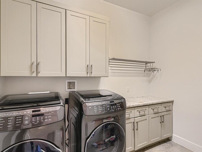 Building Photo - 15104 Barrie Dr