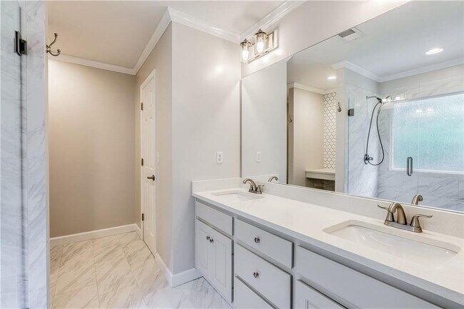 Building Photo - 2232 Woodbriar Dr