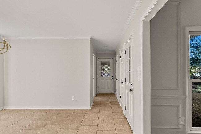 Building Photo - Beautiful 4 Bed 2.5 Bath Available Now!