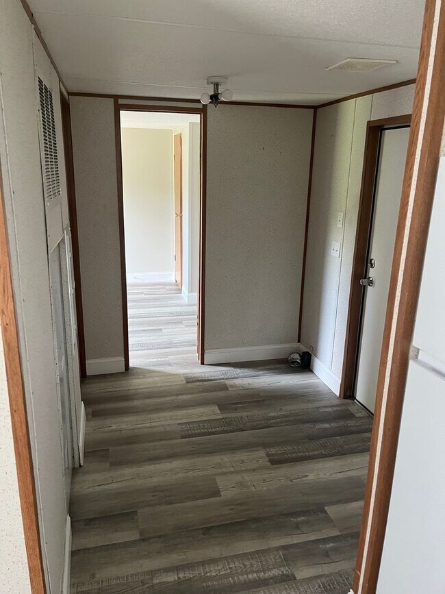Building Photo - 2 bed 1 bath trailer in Hazlehurst GA