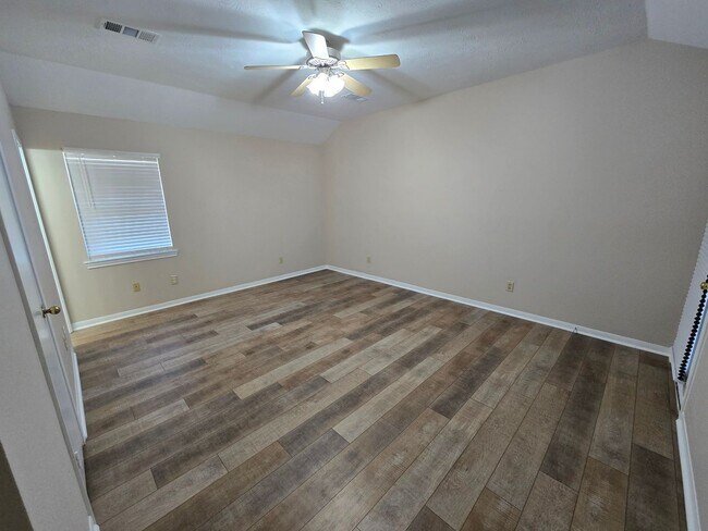 Building Photo - Bryan - 3 Bedroom - 2 Bath home with garag...