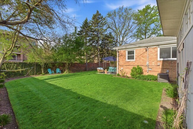 Building Photo - 9237 Lincolnwood Dr