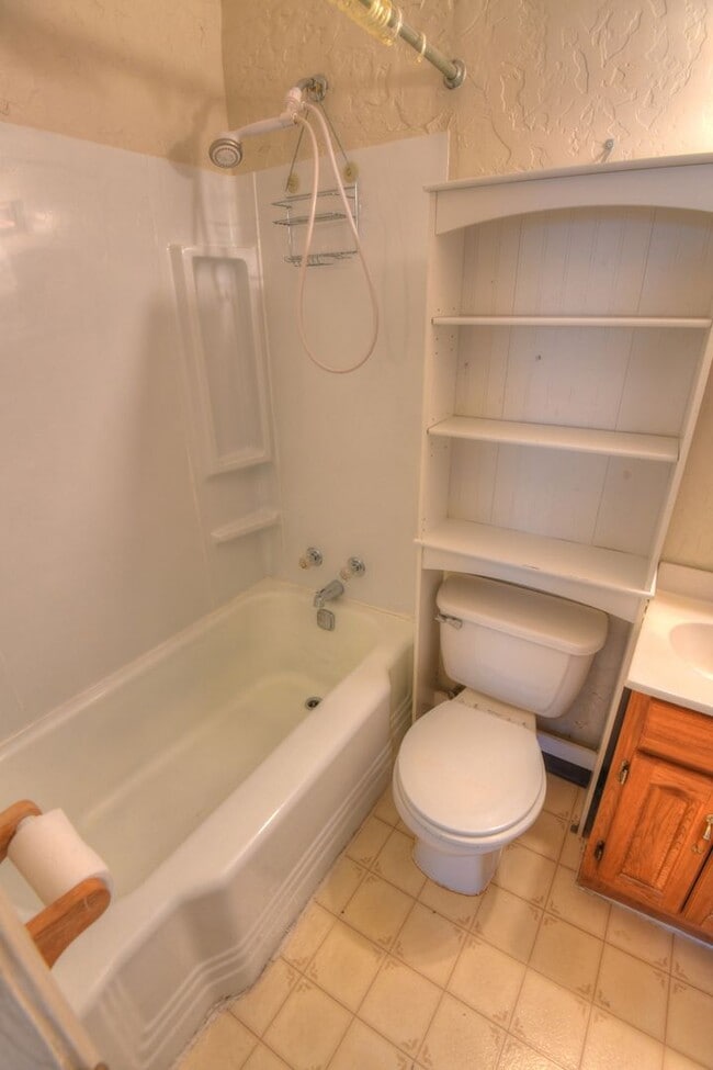 Building Photo - 5 Bed /2 Bath Single Family Home for Rent ...