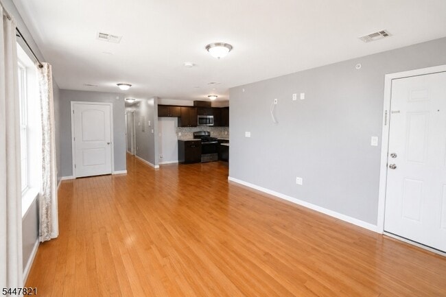 Building Photo - 572 S 11th St