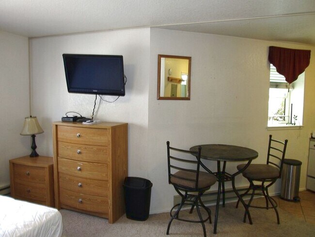 Building Photo - Convenient Prospector Location