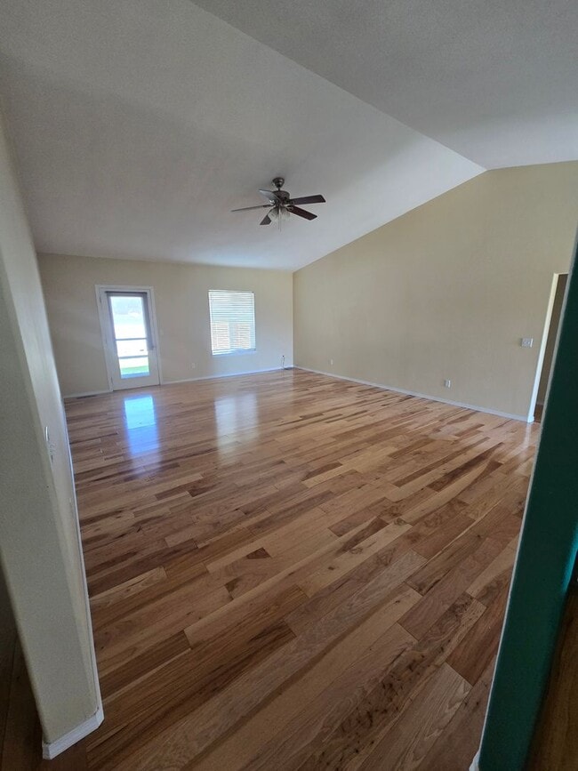 Building Photo - Cozy home Madras Oregon