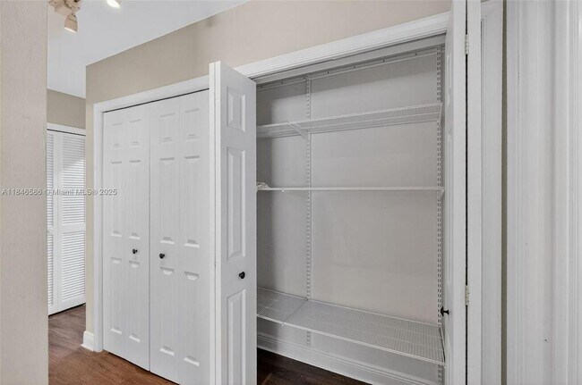 Building Photo - 539 Menendez Ave