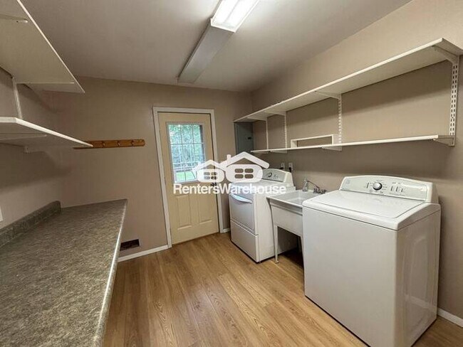 Building Photo - Clean, Quiet, and Updated – 3BR Bloomingto...
