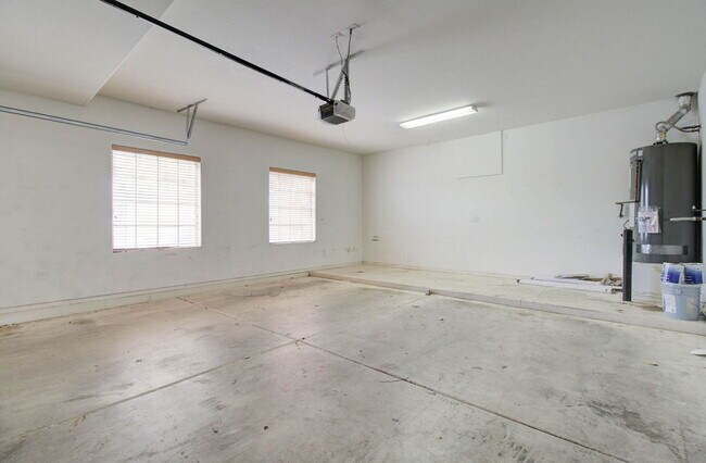 Building Photo - 2026 E County Down Dr