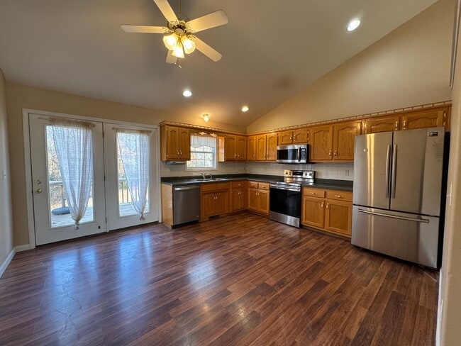 Building Photo - Freshly Painted Beautiful 3 Bedroom, 2 Bat...