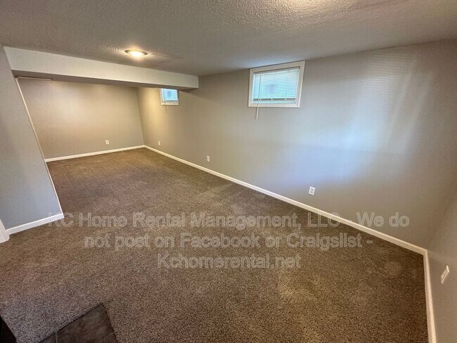 Building Photo - 1201 Golfview Dr