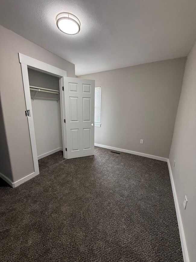 Building Photo - 2/1 Updated Hillyard Home