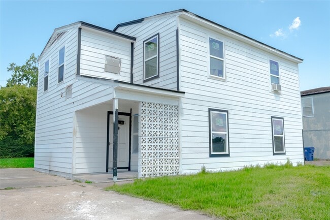 Building Photo - 1020 5th Ave N
