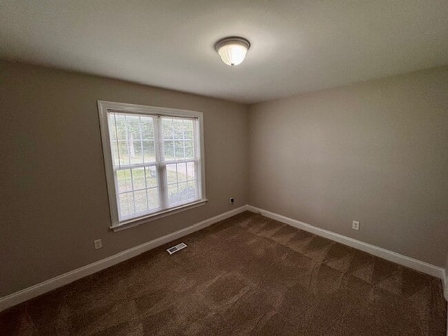 Building Photo - 5 minutes to White Oak!