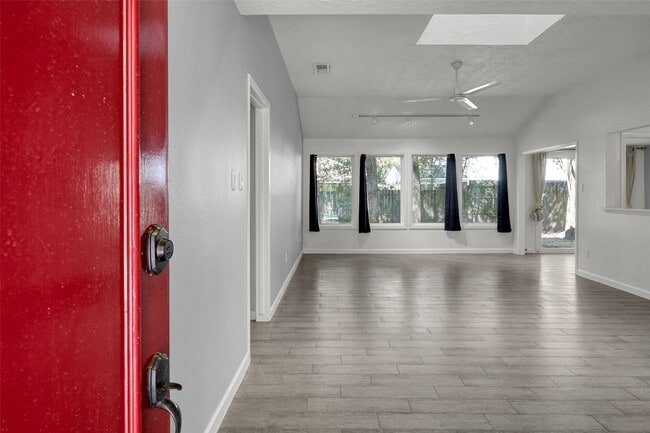 Building Photo - 9 Birchcane Dr