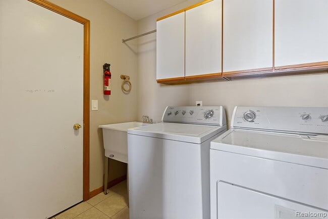 Building Photo - 37701 Fleetwood Dr