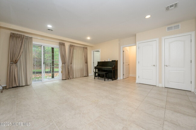 Building Photo - 25 White Oak Ln