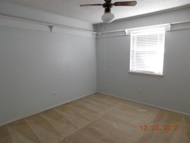 Building Photo - 2215 Phyllis Dr