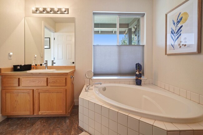 Building Photo - 1084 Golden Pheasant Dr