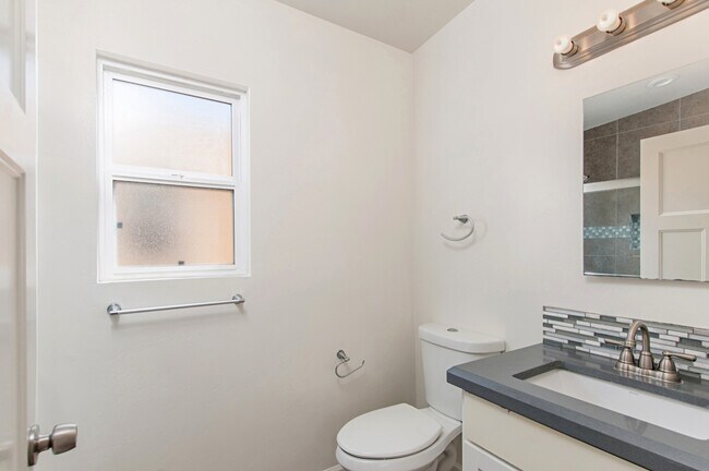 Building Photo - PERFECTLY LOCATED 2 BD / 1 BA UPSTAIRS APA...