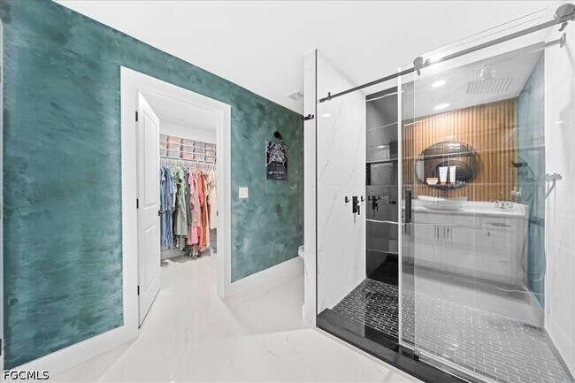 Building Photo - 2112 NE 1st Ave