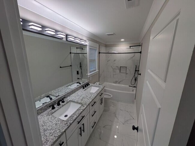 Building Photo - Stunning 3BD/2.5BA Home in Charlotte!