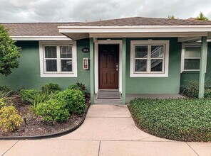 Building Photo - Hottest location, unit available near best beaches and downtown