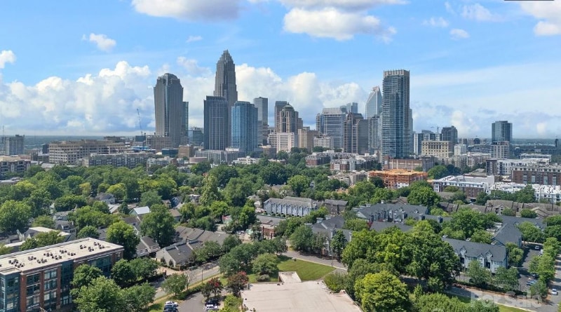 Building Photo - 532 W 10th St