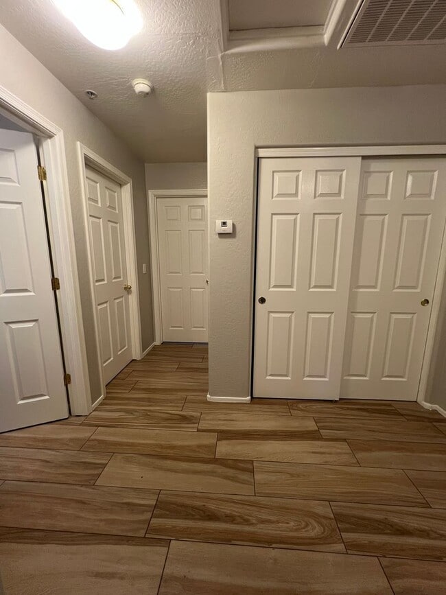 Building Photo - 3 BED 2.5 Bath $1450.