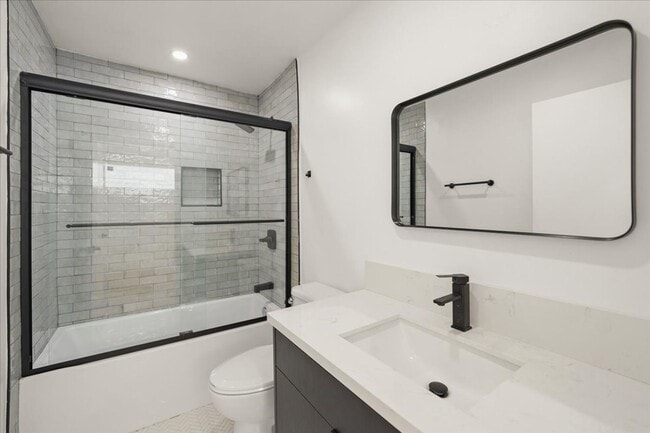 Building Photo - 910 N Hudson Ave