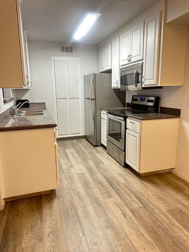Building Photo - 2 bedroom/ 2 bathroom unit