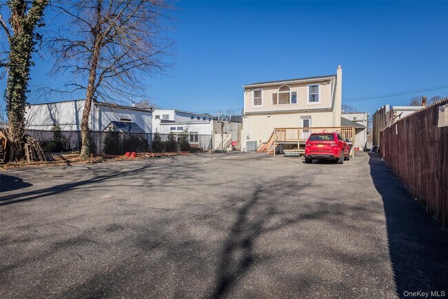 Building Photo - 606 E Jericho Tpke