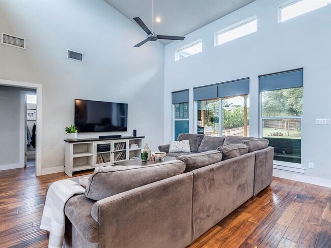 Building Photo - 17215 Oak Cliff Cir