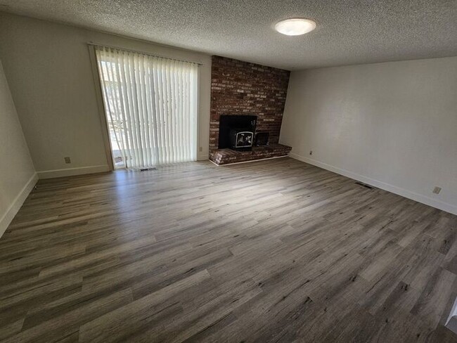 Building Photo - 3 Bedroom 2 Bath 2 Car Garage home in the ...