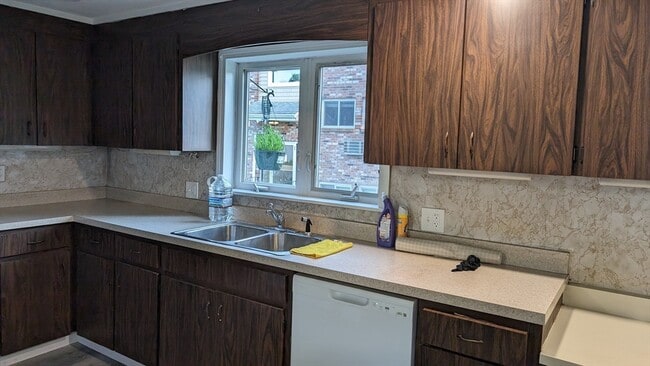 Building Photo - 716 Main St