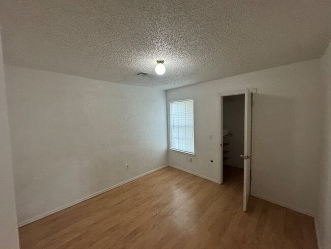 Building Photo - 3 bedroom, 2 bath 2 car garage home for re...