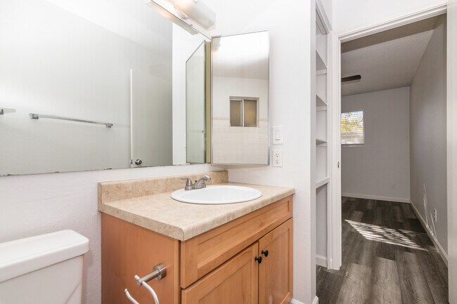 Building Photo - Granada Suites