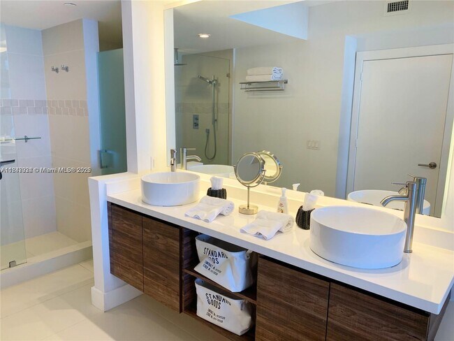 Building Photo - 4779 Collins Ave