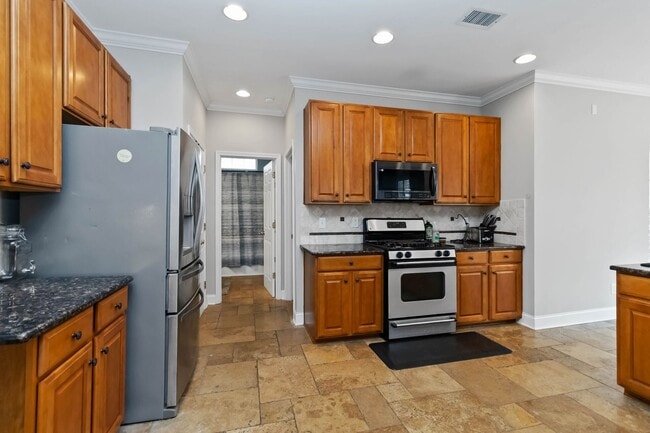 Building Photo - Beautiful Home just minutes from Mountain Island lake