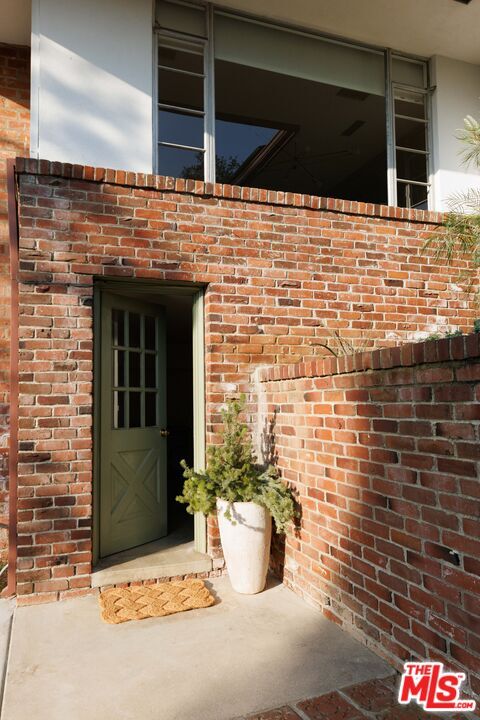 Building Photo - 1575 E Loma Alta Dr