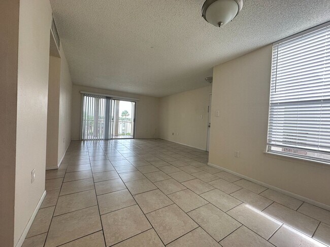 Building Photo - 518 Orange Dr