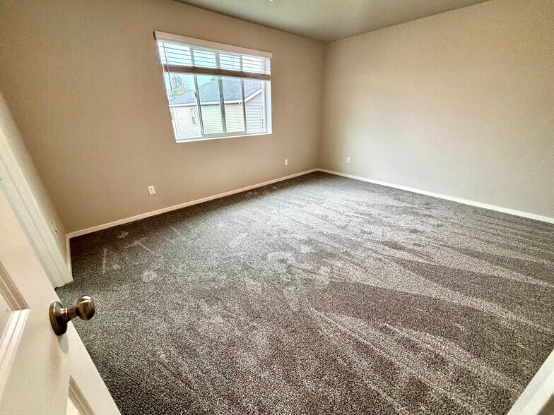 Large primary suite - 20556 SE Evian Ave