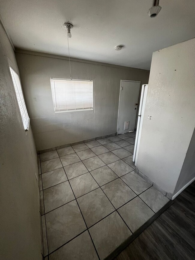 Building Photo - 3 Bedroom Duplex