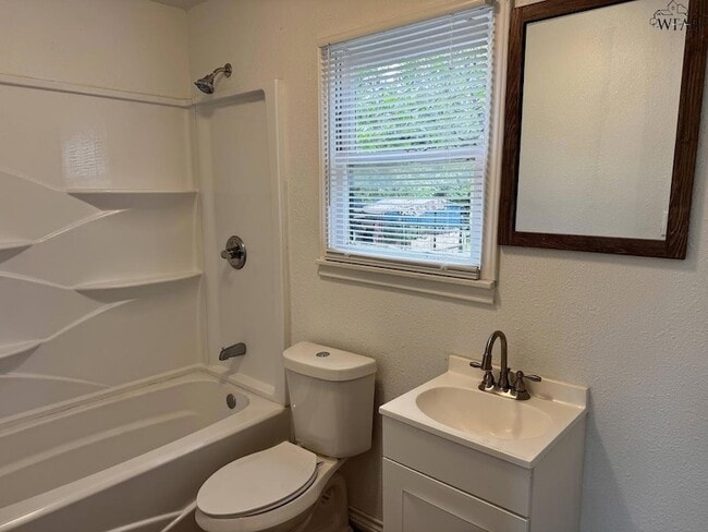 Building Photo - 902 Flood St