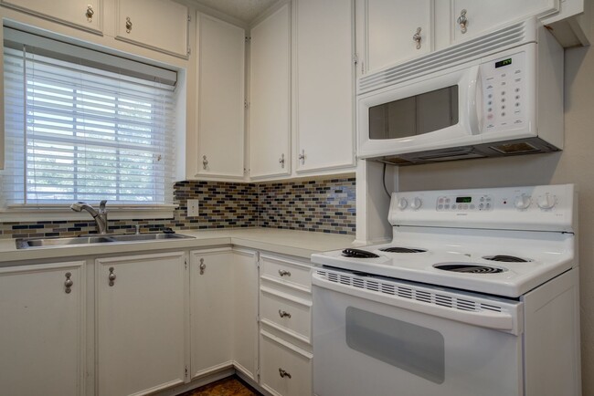 Building Photo - Pre-Leasing for Fall 2025 - Cute 2 Bedroom...