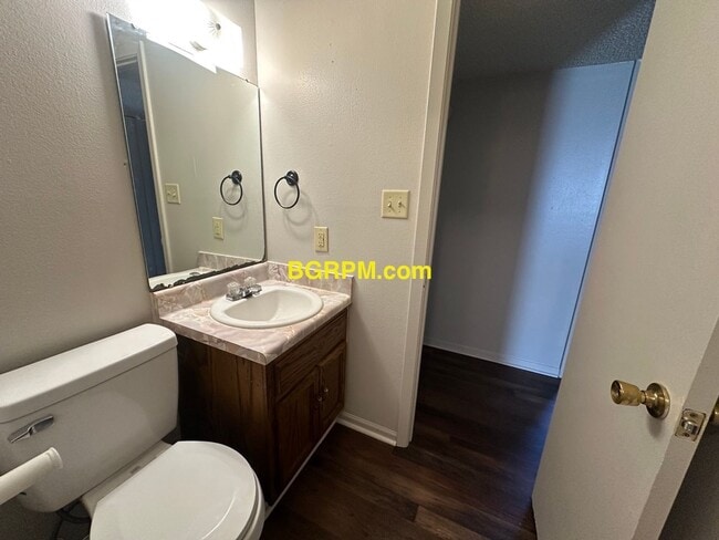 Building Photo - 3 BD, 1 1/2 BA, Home in Sherwood